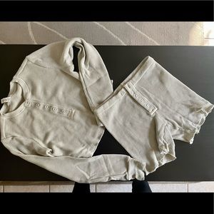 SKIMS waffle long sleeve crop top and shorts set. 💚